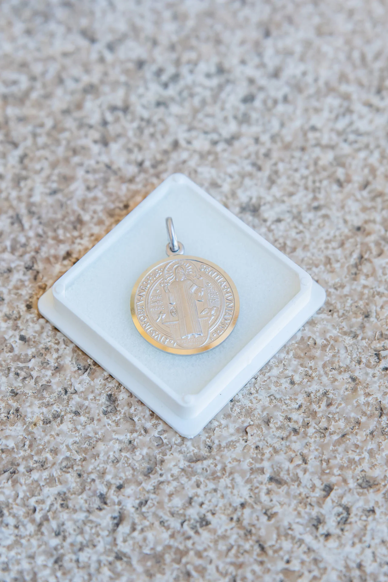 Sveti Benedikt srebrna medaljica